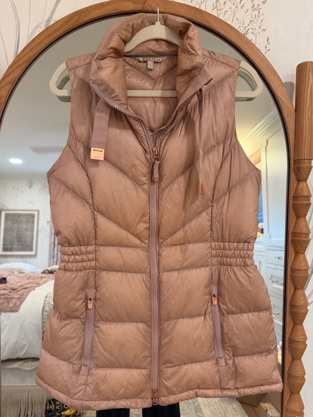 Athleta Banner Peak Down Vest in a blush with rose gold hardware - S - Picture 2 of 4